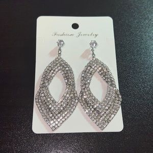 Cute and shiny earrings!! New!